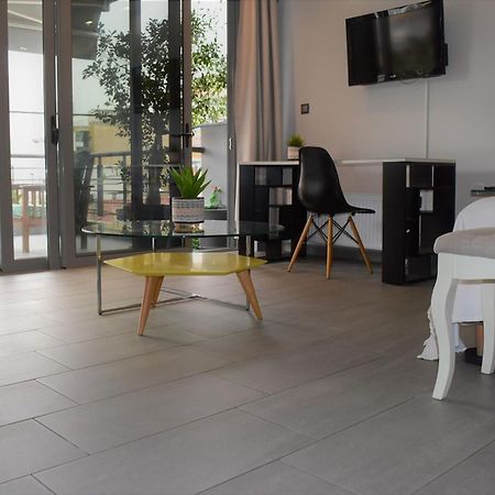 Appartamento Stylish Boutique Loft With Private Balcony Atene Esterno foto