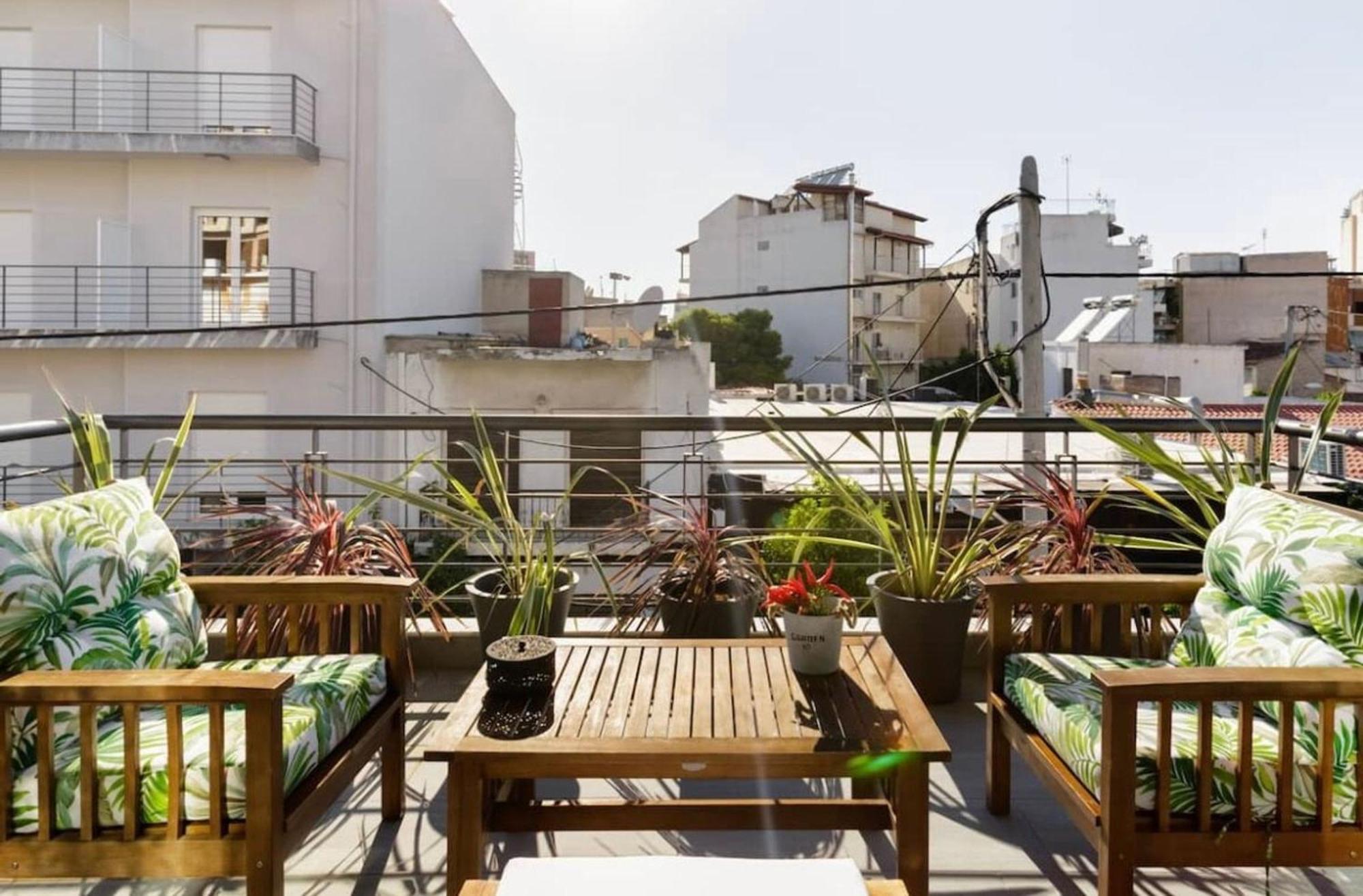 Appartamento Stylish Boutique Loft With Private Balcony Atene Esterno foto