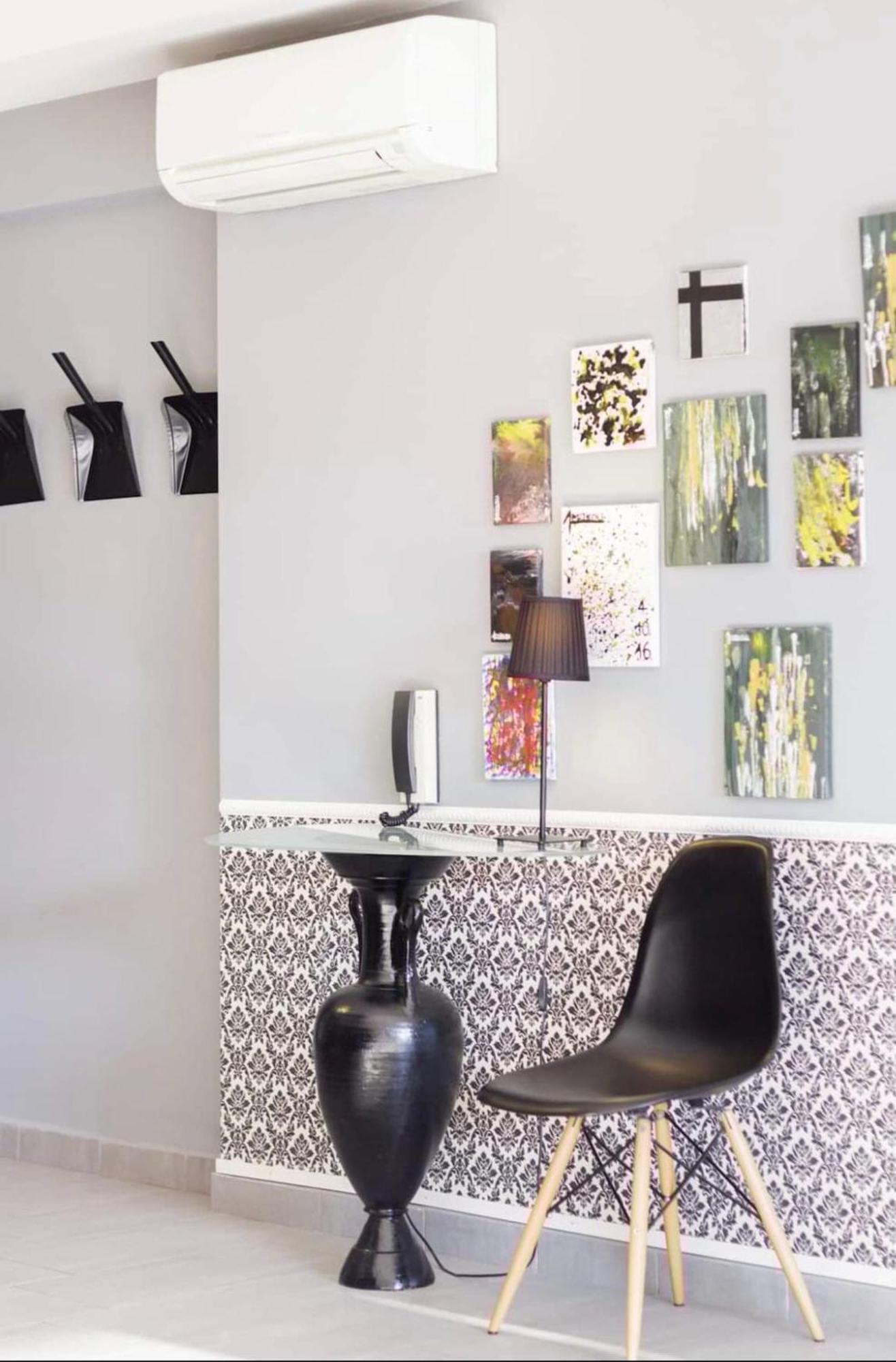 Appartamento Stylish Boutique Loft With Private Balcony Atene Esterno foto
