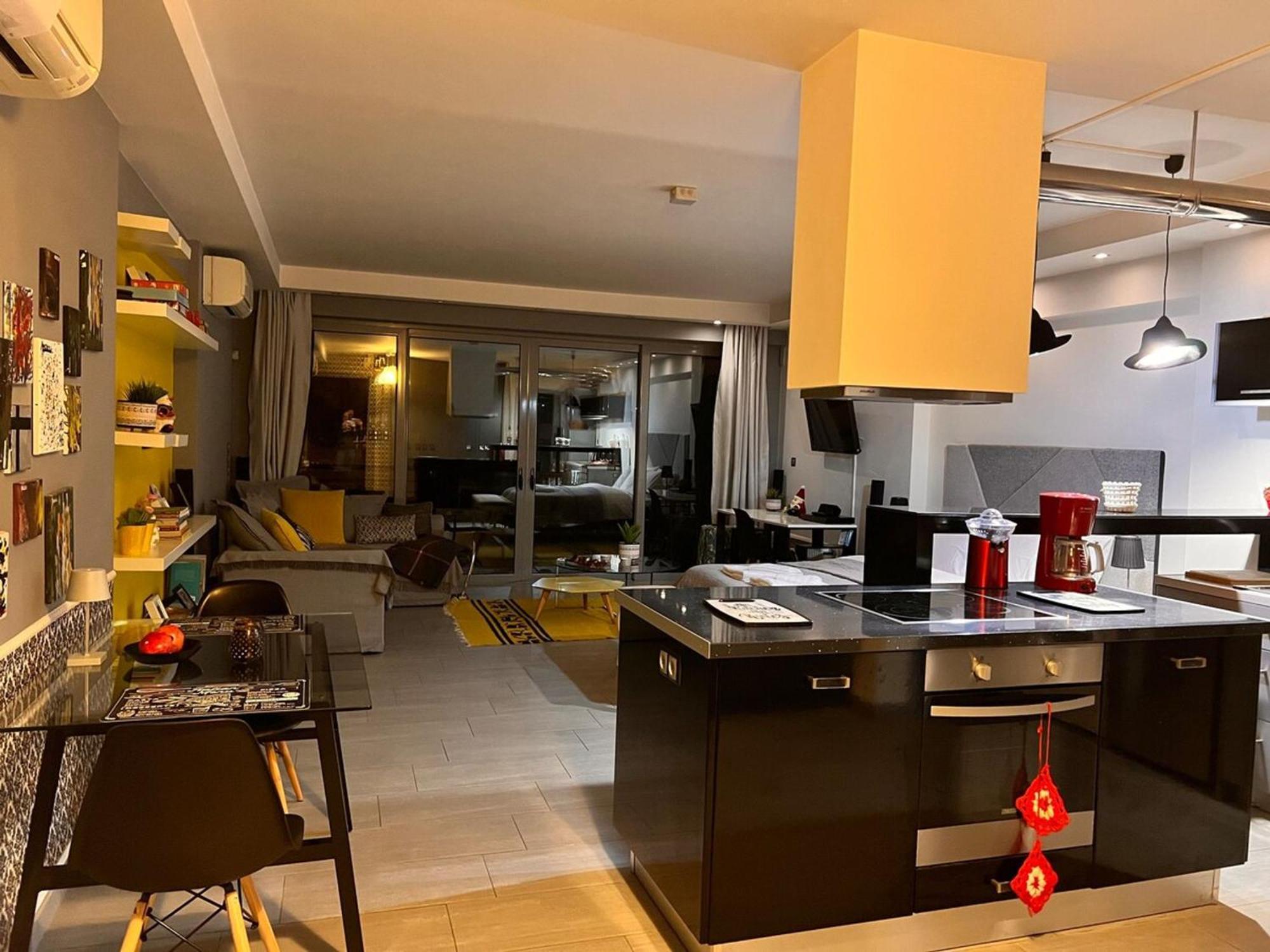 Appartamento Stylish Boutique Loft With Private Balcony Atene Esterno foto