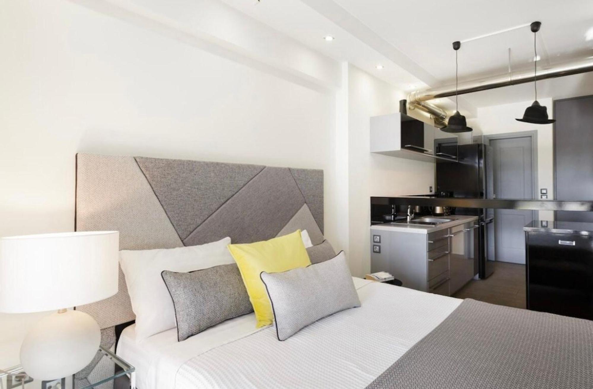 Appartamento Stylish Boutique Loft With Private Balcony Atene Esterno foto