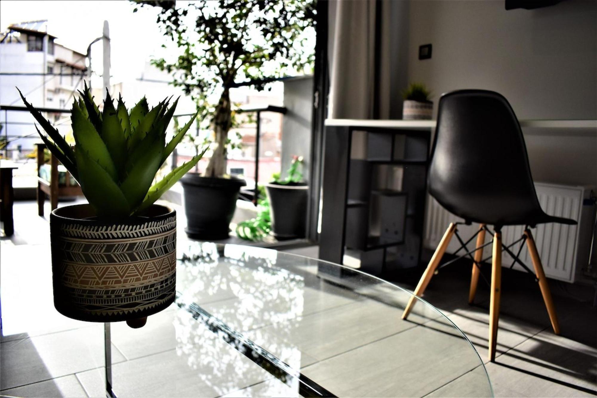 Appartamento Stylish Boutique Loft With Private Balcony Atene Esterno foto
