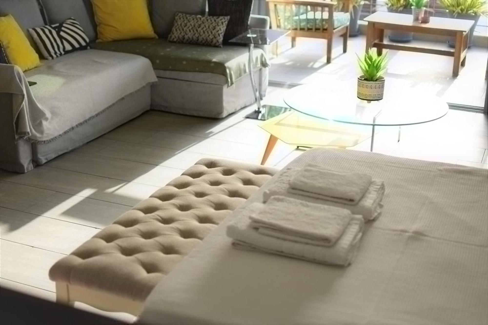 Appartamento Stylish Boutique Loft With Private Balcony Atene Esterno foto